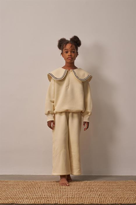 Krem Geniş Yakalı Kız Takım