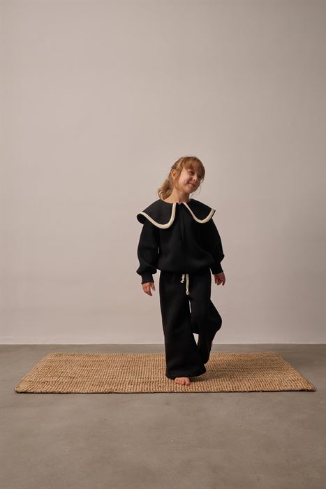 Siyah Geniş Yakalı Kız Takım