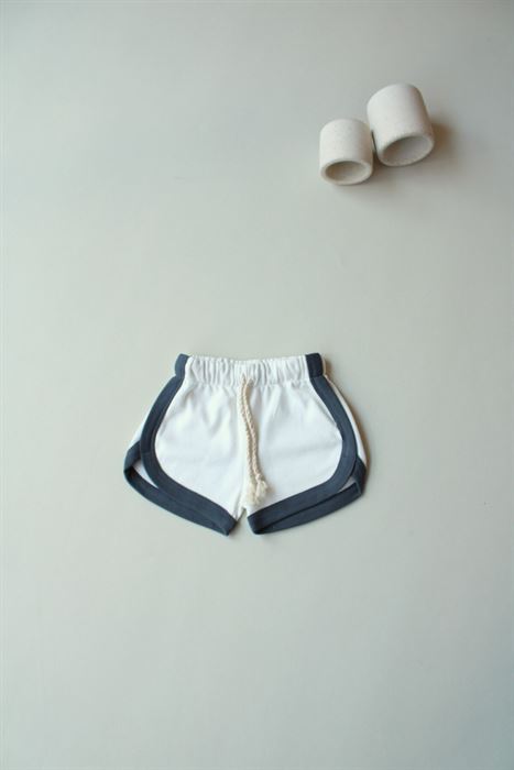 Beyaz Biyeli Bağcıklı Şort