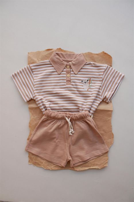 Koyu Bej Çizgili Koala Nakışlı Polo Yaka Şortlu Takım