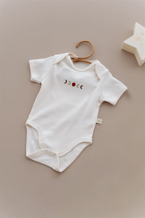 Ay Nakışlı Kısa Kollu Çıtçıtlı Bebek Body