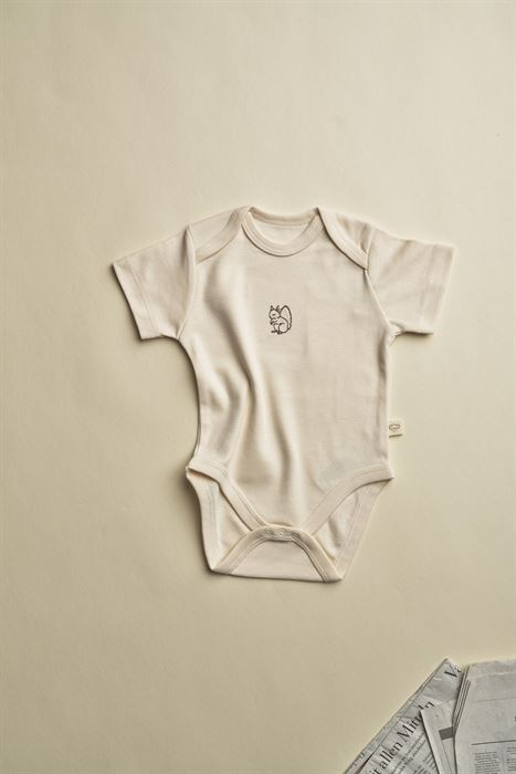 Krem Sincap Nakışlı Kısa Kollu Çıtçıtlı  Bebek Body