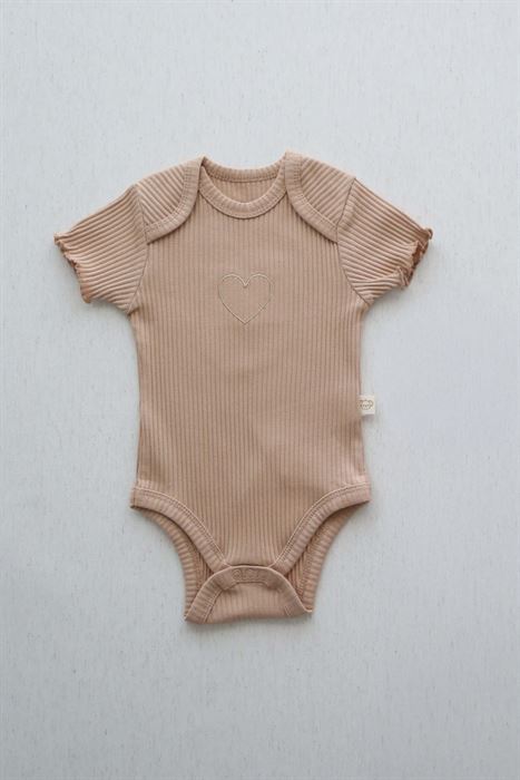 Bej Kalp Nakışlı Kolları Fırfırlı Body