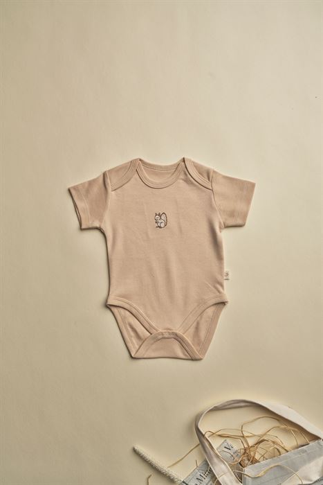 Bej Sincap Nakışlı Kısa Kollu Çıtçıtlı Bebek Body